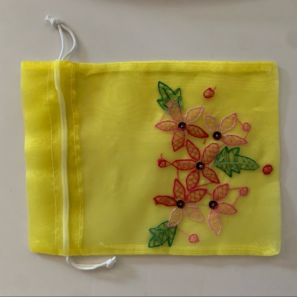 Embroidered mesh drawstring bags Set of three - Picture 11 of 14